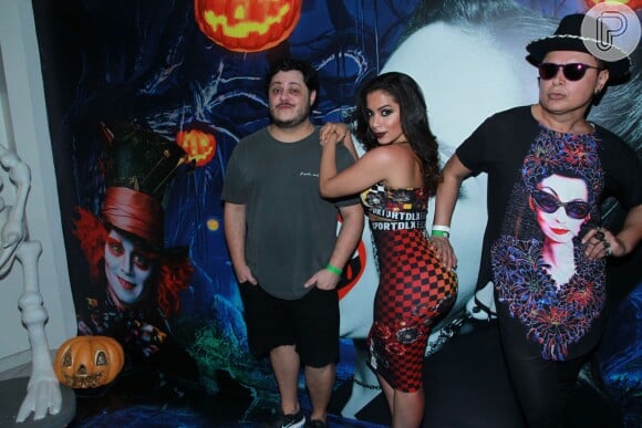 Anitta posa com Marcus Majela e David Brazil antes de se apresentar em show de Halloween