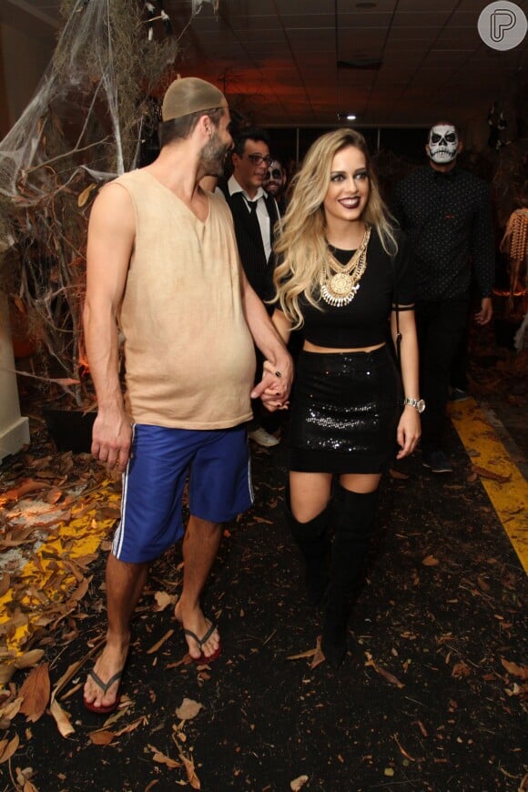 Henri Castelli chegou de mãos dadas com Maria Fernanda Saad na festa de Halloween em hotel de São Conrado, na Zona Sul do Rio de Janeiro, na madrugada deste domingo, 1º de novembro de 2015