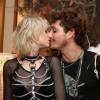 Julianne Trevisol trocou beijos com o namorado, Christian Monassa, durante festa de Halloween