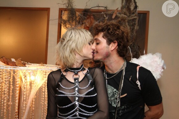 Julianne Trevisol trocou beijos com o namorado, Christian Monassa, durante festa de Halloween