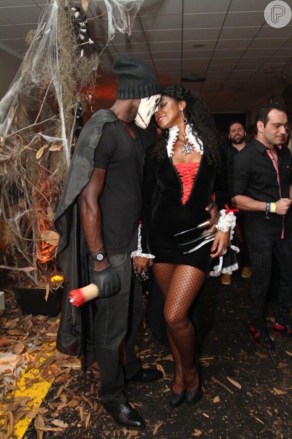 Cris Vianna escolheu fantasia sexy e trocou beijos com o namorado, Luiz Roque, durante festa de Halloween em hotel de São Conrado, na Zona Sul do Rio de Janeiro