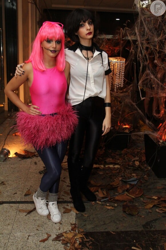 Giovanna Lancellotti e Giselle Batista posam juntas durante festa de Halloween em hotel de São Conrado, na Zona Sul do Rio de Janeiro