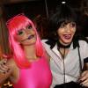 Giovanna Lancellotti e Giselle Batista capricharam na fantasia para curtirem festa de Halloween em hotel de São Conrado