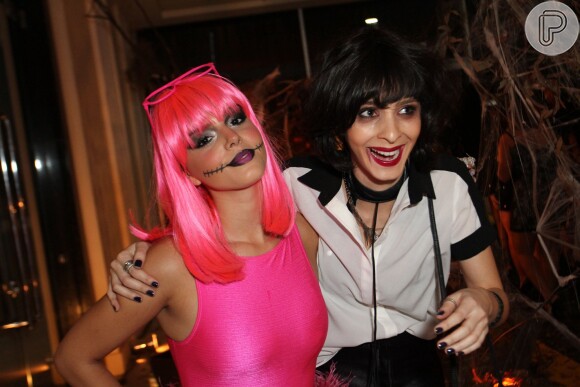 Giovanna Lancellotti e Giselle Batista capricharam na fantasia para curtirem festa de Halloween em hotel de São Conrado