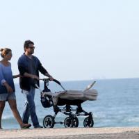 Marcelo Serrado acompanha a mulher e os filhos gêmeos até a praia e se despede