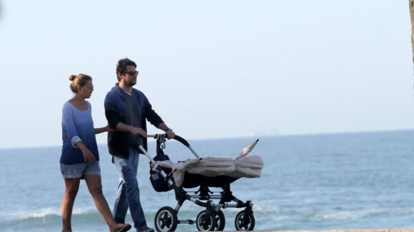 Marcelo Serrado acompanha a mulher e os filhos gêmeos até a praia e se despede