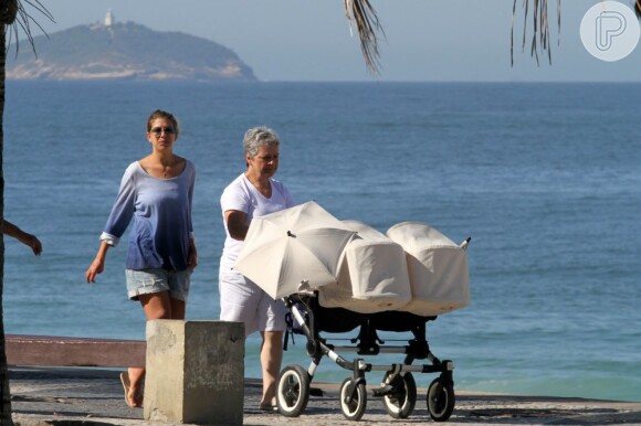 Mulher de Marcelo Serrado, Roberta Fernandes, e a babá passeiam com Felipe e Guilherme na orla da praia do Arpoador, RJ