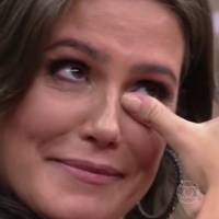 Grávida, Deborah Secco chora na TV ao ver cena de parto: 'Não consigo imaginar'
