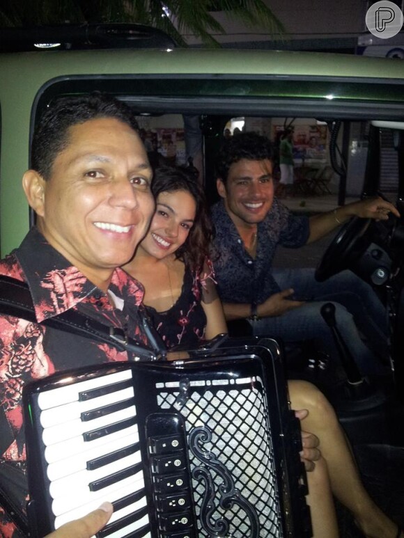 Isis Valverde e Cauã Reymond posam com o sanfoneiro Targino Gondim nas gravações de 'Amores Roubados' em Juazeiro (BA), em agosto de 2013