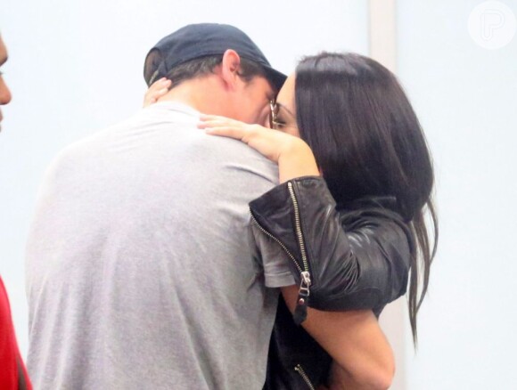 No mês passado, Rômulo Neto recepcionou Cleo Pires no aeroporto com um beijão