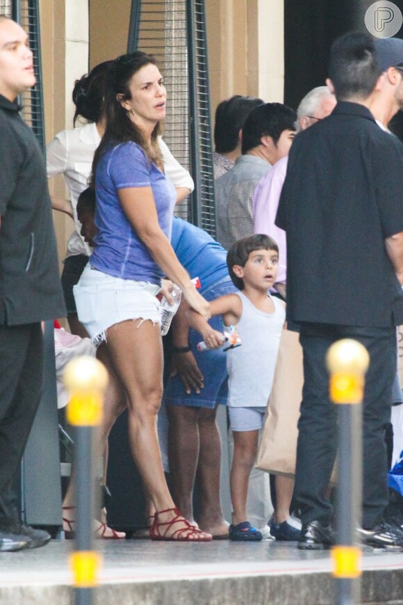 Ivete Sangalo exibe as pernas saradas durante a saída de hotel, na Califórnia, nos Estados Unidos. A cantora curtiu o dia de folga com o filho, Marcelo, de 3 anos