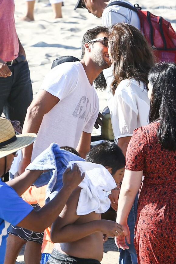 Ivete Sangalo beija o marido, Daniel Cady, durante passeio em dia de sol, nos Estados Unidos