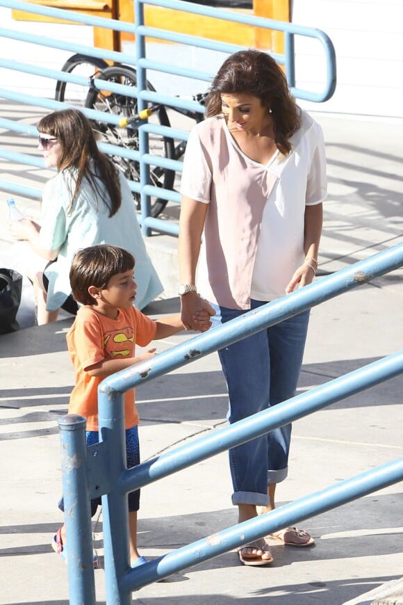 Ivete Sangalo curte o filho, Marcelo, de 3 anos, em passeio nos Estados Unidos. Na imagem, a cantora baiana aparece conversando com o menino