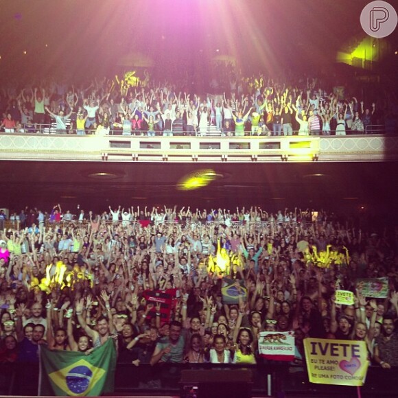 Ivete Sangalo publica foto da plateia do show no Fox Theater, em Oakland, nos Estados Unidos. A cantora se apresentou no local em 9 de agosto de 2013