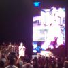 Ivete Sangalo canta no Nokia Theater, em Los Angeles, e é fotografada pelo público