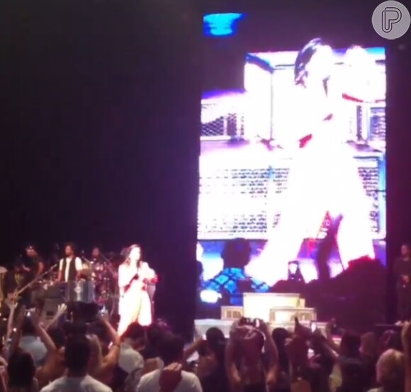 Ivete Sangalo canta no Nokia Theater, em Los Angeles, e é fotografada pelo público