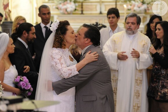 Márcia (Elizabeth Savala) prova que é casada com Atílio/Gentil (Luis Melo) ao mostrar sua certidão de casamento, em 'Amor à Vida'