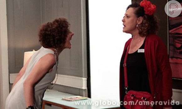 Vega (Christiane Tricerri) e Márcia (Elizabeth Savala) trocam ofensas por causa de Atílio/Gentil (Luis Melo), em cena de 'Amor à Vida'