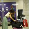 Thaila Ayala coloca mala em cima do carrinho, no aeroporto