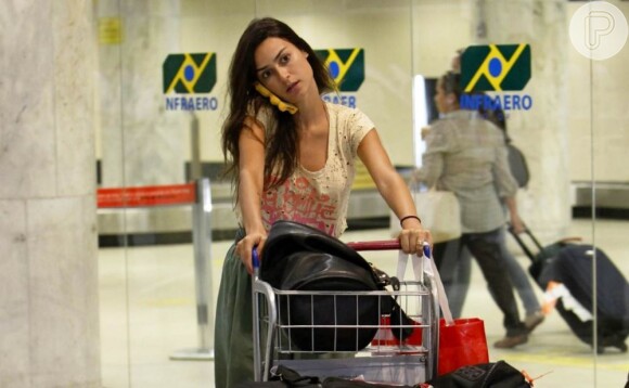 Thaila Ayala conversa no celular no aeroporto do Rio