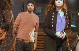 Alinne Moraes curte noite com o namorado em restaurante no Leblon, no Rio