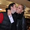 Adriane Galisteu ganha beijo do marido, Alexandre Iódice