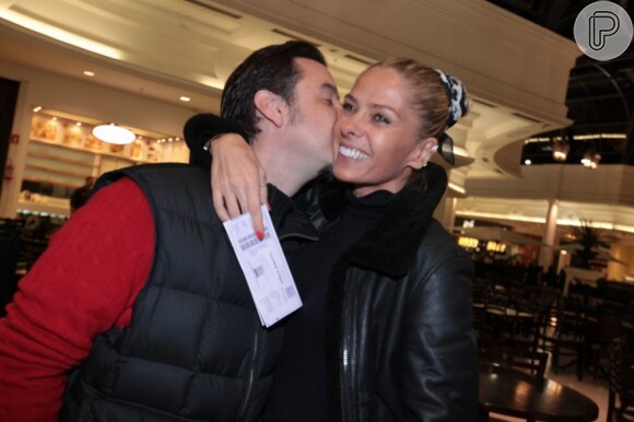 Adriane Galisteu ganha beijo do marido, Alexandre Iódice