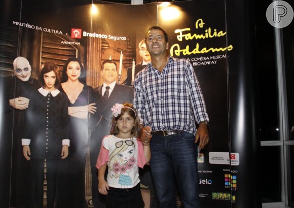 Marcos e sua filha prestigiando o musical 'A Familia Addams'