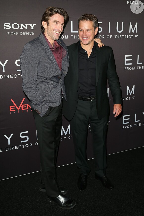 Matt Damon posa ao lado de Sharlto Copley em pré-estreia do filme 'Elysium', na Austrália
