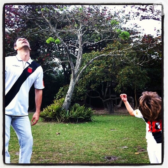 Paizão, o ator brinca com o pequeno Lucas usando a mesma camisa de futebol do clube carioca Vasco da Gama