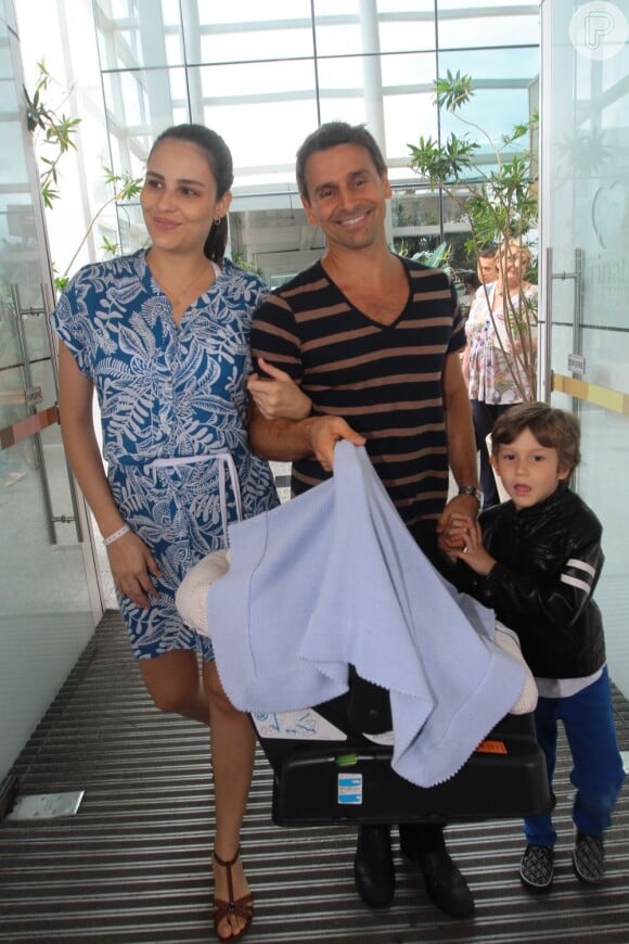 Murilo Rosa e a top Fernanda Tavares são casados desde 2007 e têm dois filhos: Lucas, de 5 anos, e Arthur, nascido em novembro de 2012. Na foto, o casal deixa a maternidade com as crianças