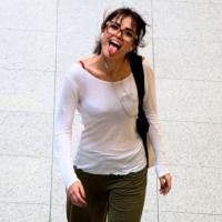 Maria Casadevall faz caras e bocas para paparazzo ao embarcar em aeroporto