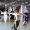 Maria Casadevall faz coreografia em aeroporto do Rio