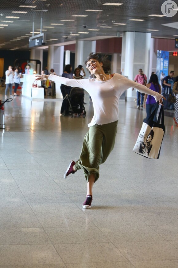 Maria Casadevall faz coreografia em aeroporto do Rio