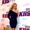 Britney Spears usa vestido curto e colado no corpo