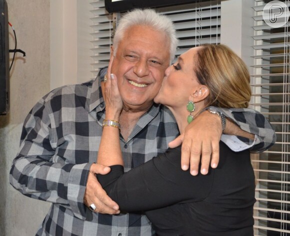 Susana Vieira posa nos bastidores de 'Amor à Vida' dando um beijo em Antonio Fagundes, que interpreta César, o seu marido na novela