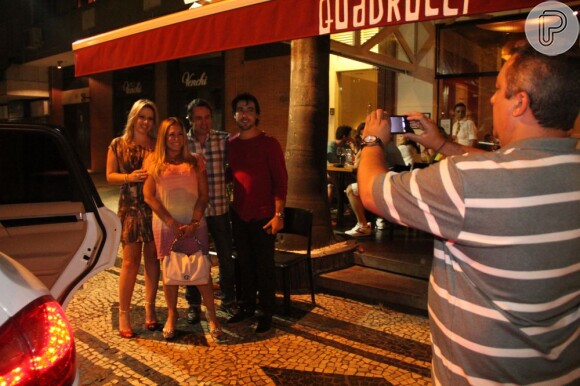 Sempre muito simpática, Susana Vieira parou para conversar com fãs posou para foto na porta do restaurante