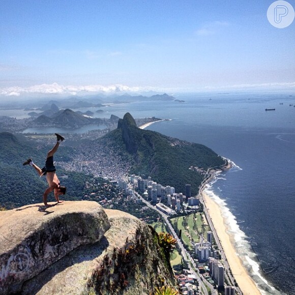 Diego Hypolito faz acrobacia na Pedra da Gávea, na zona sul do Rio de Janeiro