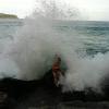 Diego Hypolito publicou uma imagem com uma onda estourando em suas costas, nesta sexta-feira, 14 de dezembro de 2012