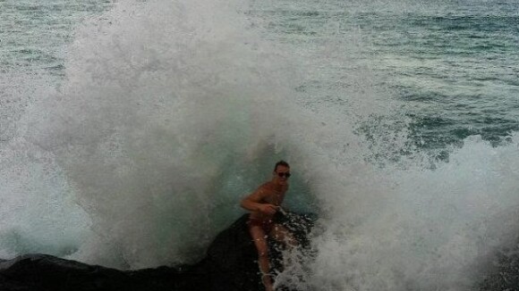 Diego Hypólito posta foto sendo engolido por uma onda