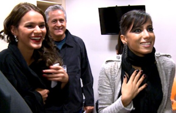 Bruna Marquezine invade o camarim de Anitta no 'Domingão do Faustão' e ganha elogios da cantora. As fotos foram divulgadas em 21 de agosto de 2013