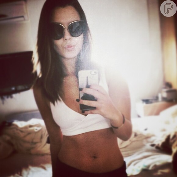 Giovanna Lancellotti posta foto no Instagram com barriga zerada, demonstrando ter secado vários quilinhos