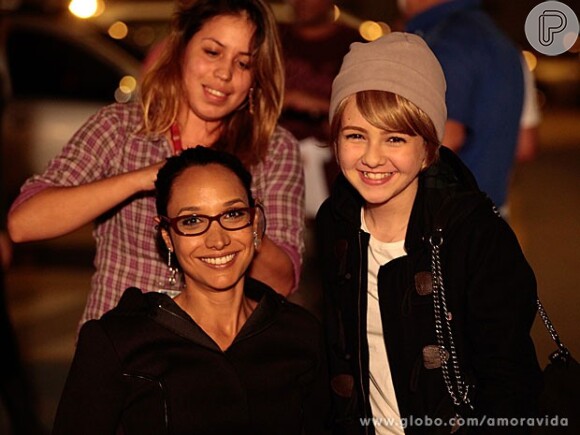 Klara Castanho e Maria Maya gravam cenas de 'Amor à Vida' em 21 de agosto de 2013. A atriz mirim usa uma peruca loira