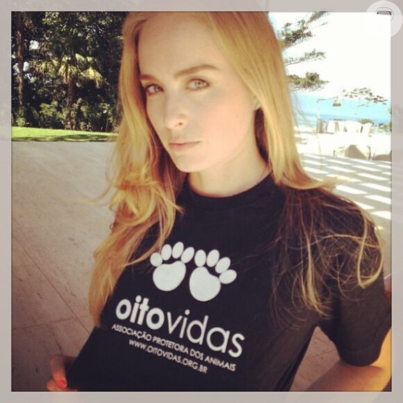 Angélica posou para campanha de doação de gatos da ONG Oito Vidas. 'Trabalho sério', disse a loira no Instagram