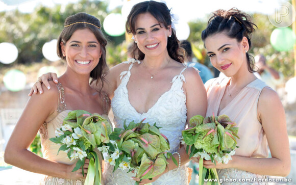 Natália (Daniela Escobar) posa ao lado das filhas Carol (Maria Joana) e Mila (Tainá Müller) em seu casamento com Juliano (Bruno Gissoni), em 'Flor do Caribe'