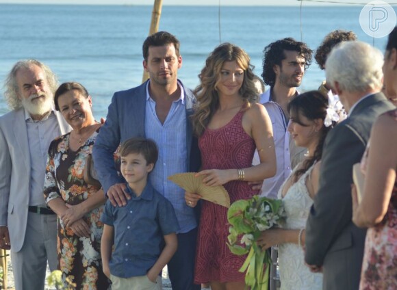 Ester (Grazi Massafera) e Cassiano (Henri Castelli) vão juntos ao casamento de Natália (Daniela Escobar) e Juliano (Bruno Gissoni), em 'Flor do Caribe'