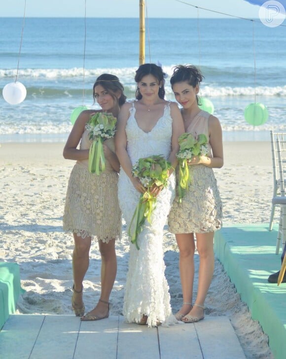 Com um vestido no estilo sereia, Natália (Daniela Escobar) posa acompanhada das filhas, em 'Flor do Caribe'