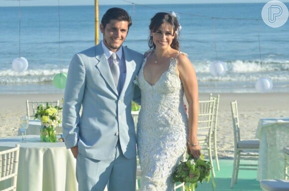 O casamento Natália (Daniela Escobar) e Juliano (Bruno Gissoni) em 'Flor do Caribe' foi gravado nesta quinta-feira, 22 de agosto de 2013, na Restinga de Marambaia, no litoral do Rio de Janeiro