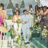 Já casados, Natália (Daniela Escobar) e Juliano (Bruno Gissoni) são aplaudidos pelos convidados, em cena de 'Flor do Caribe'