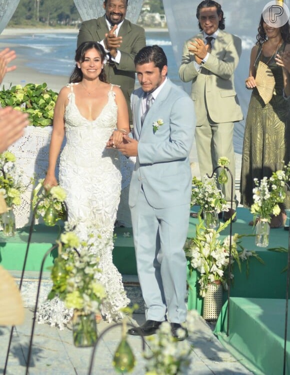 Natália (Daniela Escobar) se casa grávida de Juliano (Bruno Gissoni), em 'Flor do Caribe'